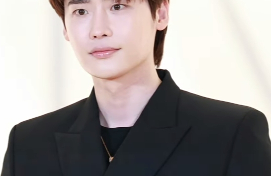 Ли Джон Сок (Lee Jong-suk, кор. 이종석) Ли Джон Сок (Lee Jong-suk, кор. 이종석)